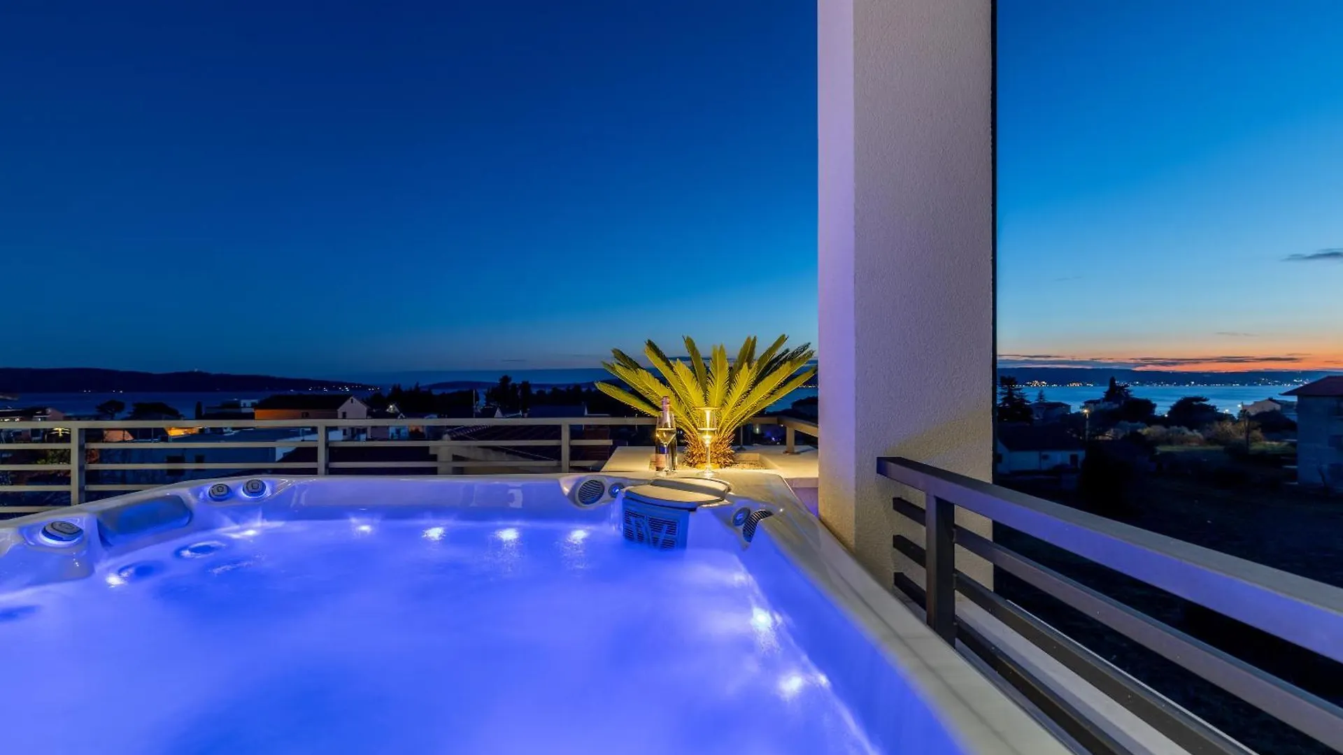 Penthouse West Side Apartment Kastela