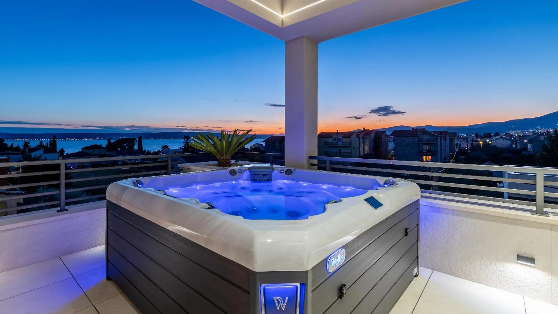 Penthouse West Side Apartment Kastela